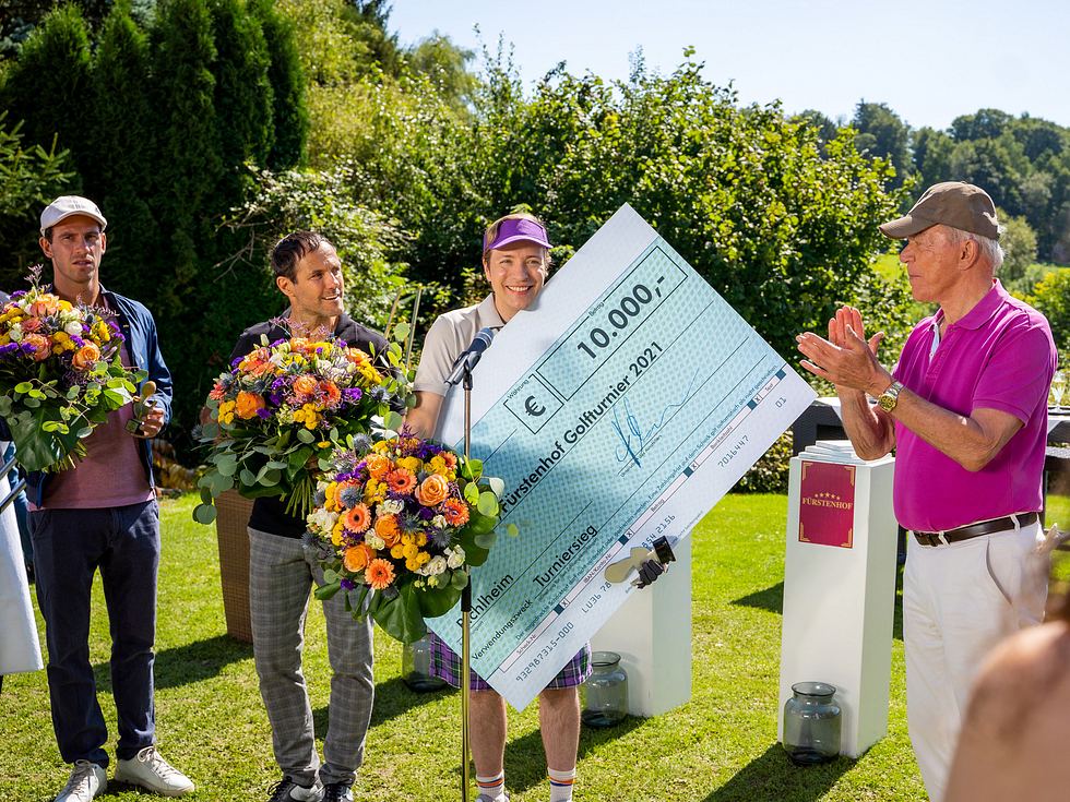 Gerry gewinnt bei 'Sturm der Liebe' das Golfturnier. Gerry gewinnt bei 'Sturm der Liebe' das Golfturnier.