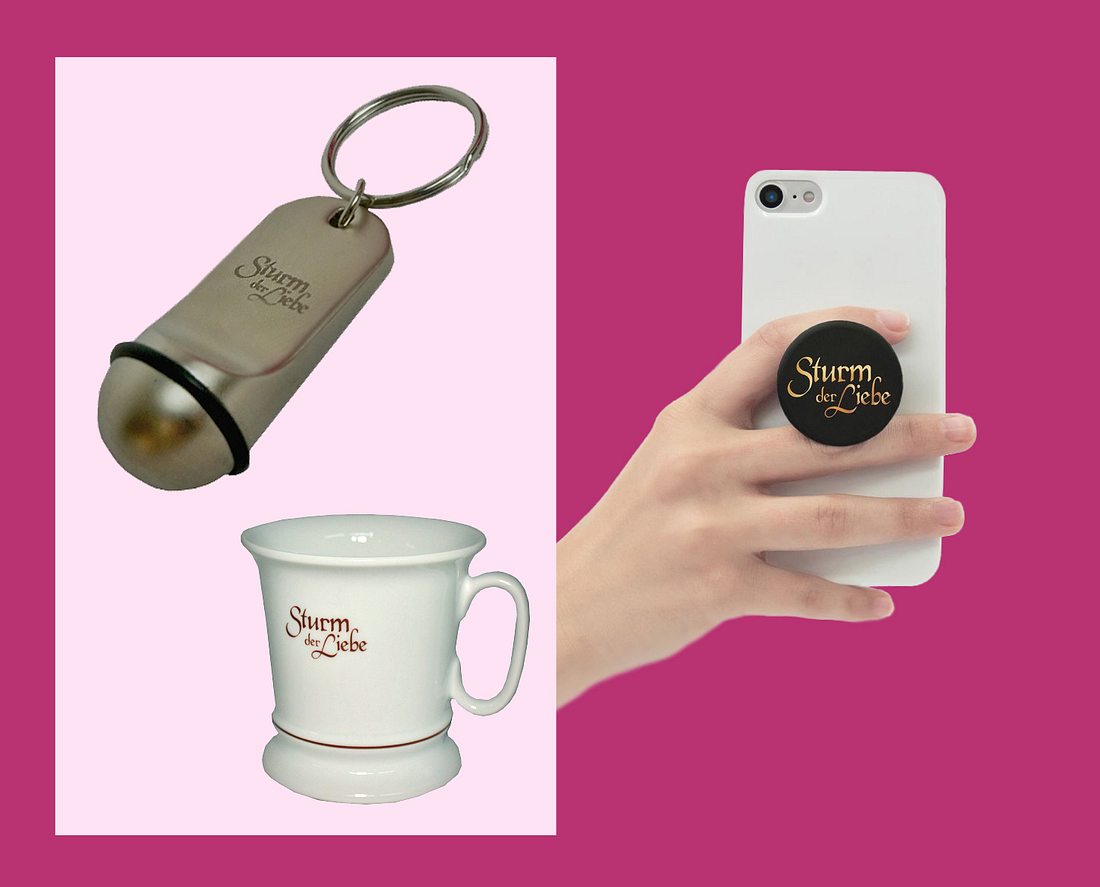 Schlüsselanhänger, Tasse und Smartphone-Griff mit 'Sturm der Liebe'-Logo.