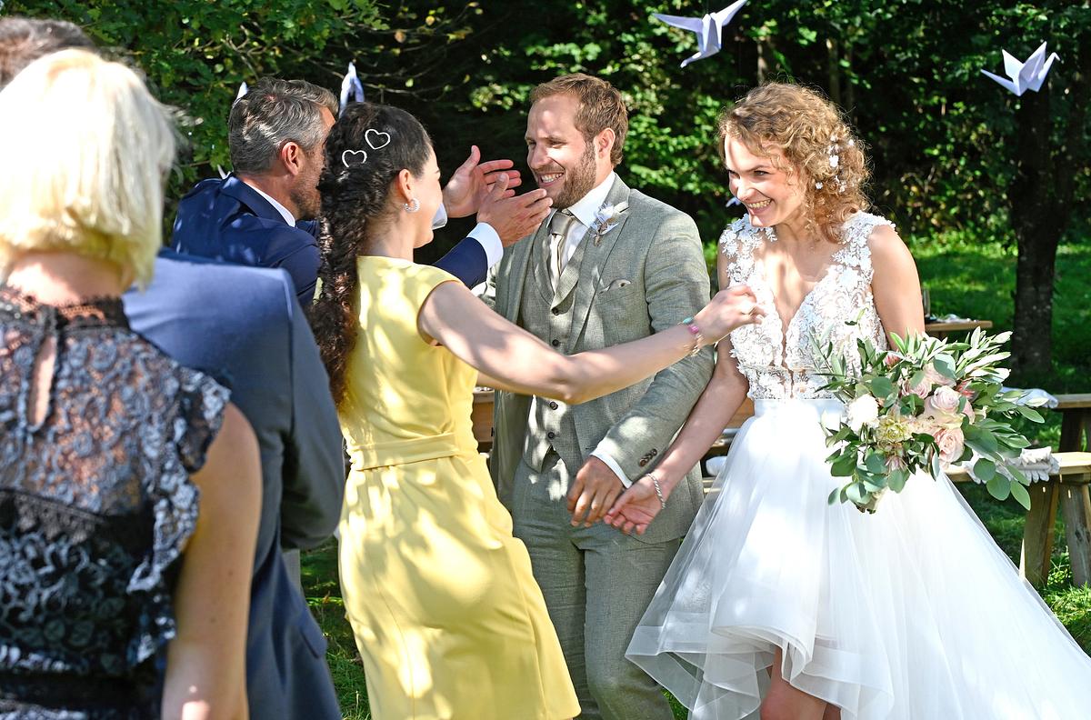 Sturm der Liebe: Maja und Florian werden zu ihrer Hochzeit beglückwünscht.