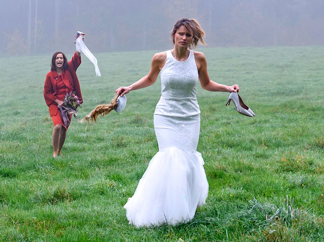 Action bei 'Sturm der Liebe': Jessica macht sich mit Eva eilig auf den Weg zu
Henry. Für Sturm-der-Liebe-Jessica wird der Tag ihrer Hochzeit sehr turbulent.