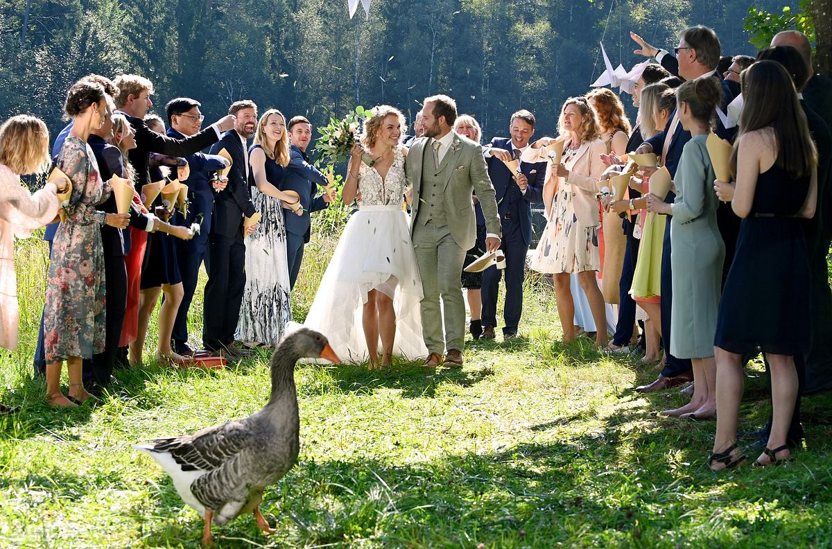 Maja und Florian werden bei Sturm der Liebe von ihren Hochzeitsgästen feierlich am See empfangen.