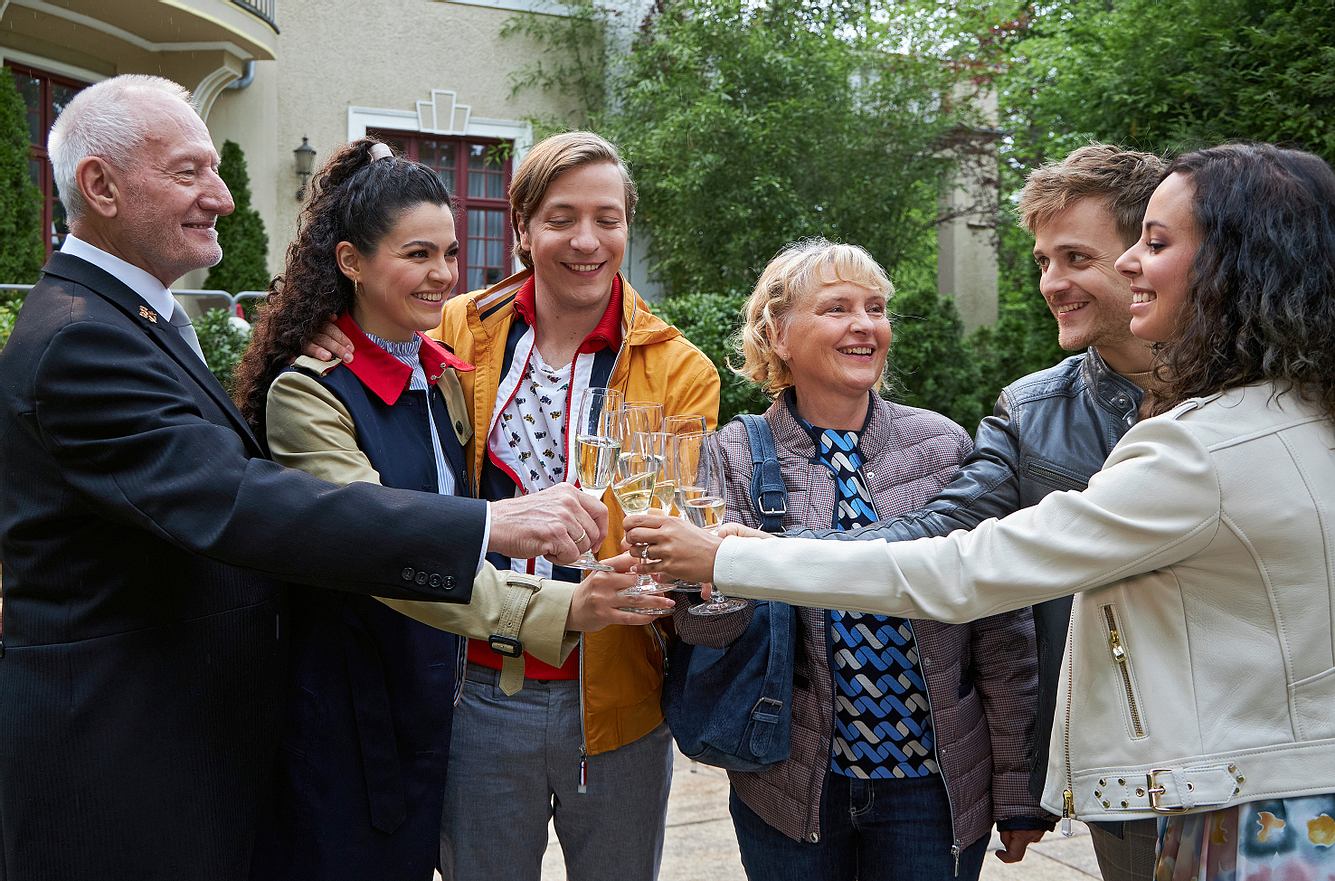 Alfons (Sepp Schauer), Shirin (Merve Çakır), Gerry (Johannes Huth) und Helene (Sabine Werner) feiern Max (Stefan Hartmann) und Vanessa (Jeannine Gaspár) stoßen bei ‚Sturm der Liebe‘ an. Alfons (Sepp Schauer), Shirin (Merve Çakır), Gerry (Johannes Huth) und Helene (Sabine Werner) feiern Max (Stefan Hartmann) und Vanessa (Jeannine Gaspár) stoßen bei ‚Sturm der Liebe‘ an.