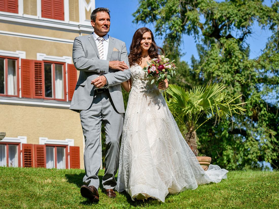 'Sturm der Liebe': Denise am Arm ihres stolzen Vaters Christoph. Sturm der Liebe: Christoph erlebt die Hochzeit seiner Tochter Denise voller Stolz mit.