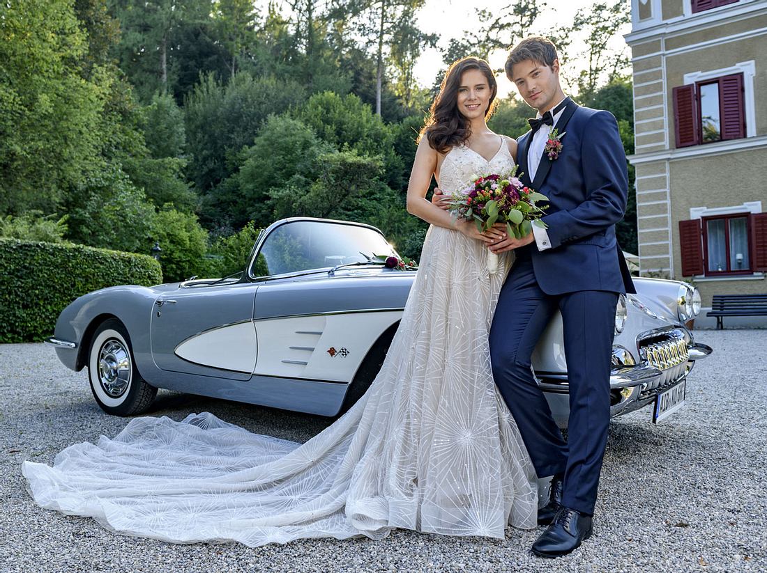 Ein echtes Traumpaar! Denise und Joshua strahlen bei ihrer 'Sturm der
Liebe'-Hochzeit um die Wette. So schön ist das Sturm-der-Liebe-Brautpaar Denise und Joshua.