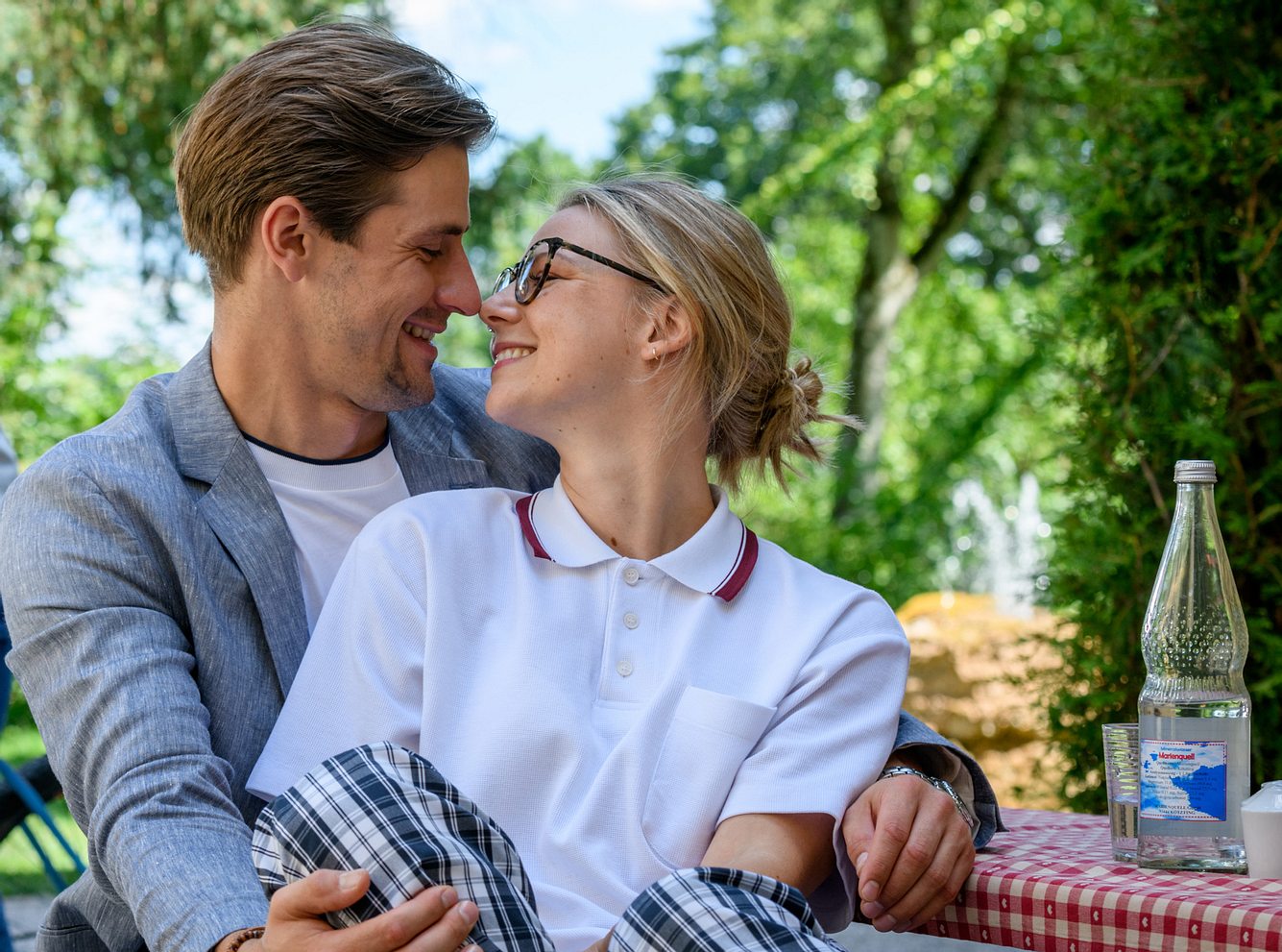 Paul (Sandro Kirtzel) küsst Josie (Lena Conzendorf) in 'Sturm der Liebe'.