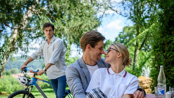 Paul (Sandro Kirtzel) küsst Josie (Lena Conzendorf) in Sturm der Liebe. - Foto: ARD/WDR/Christof Arnold