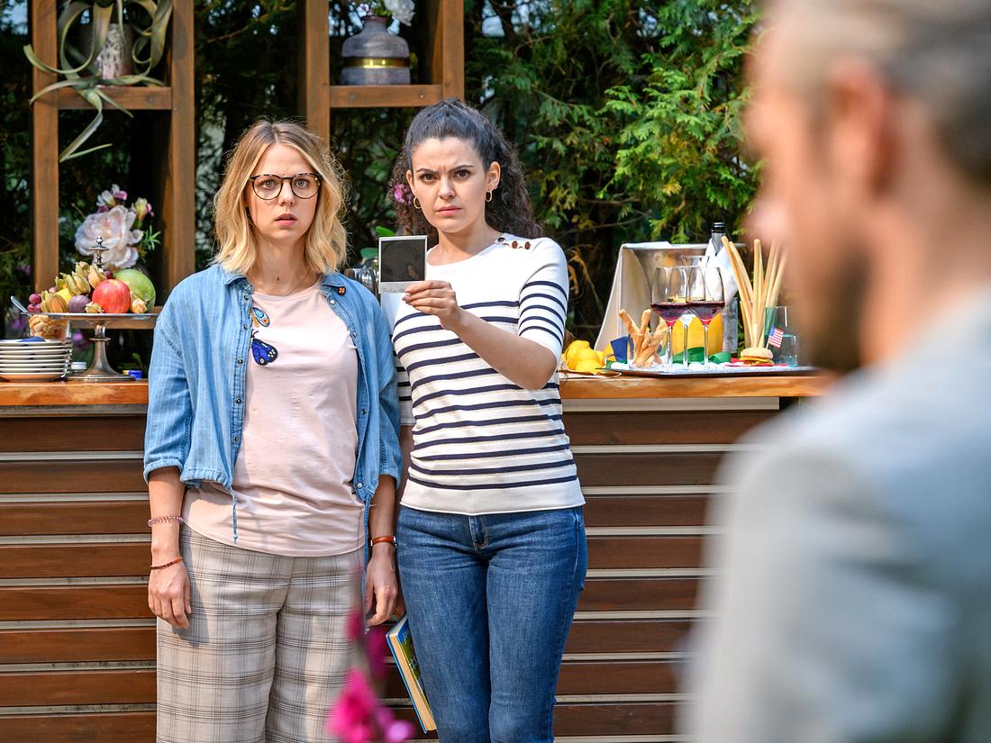 Josie und Shirin vermuten bei 'Sturm der Liebe', dass Erik Josies Vater sein könnte. Josie und Shirin vermuten bei 'Sturm der Liebe', dass Erik Josies Vater sein könnte.