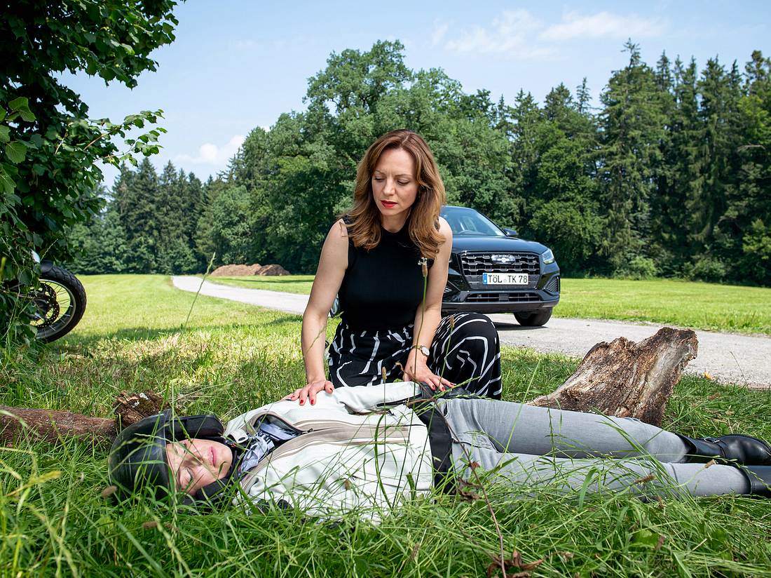 Ariane findet bei 'Sturm der Liebe' die verletzte Lia. Ariane findet bei 'Sturm der Liebe' die verletzte Lia.