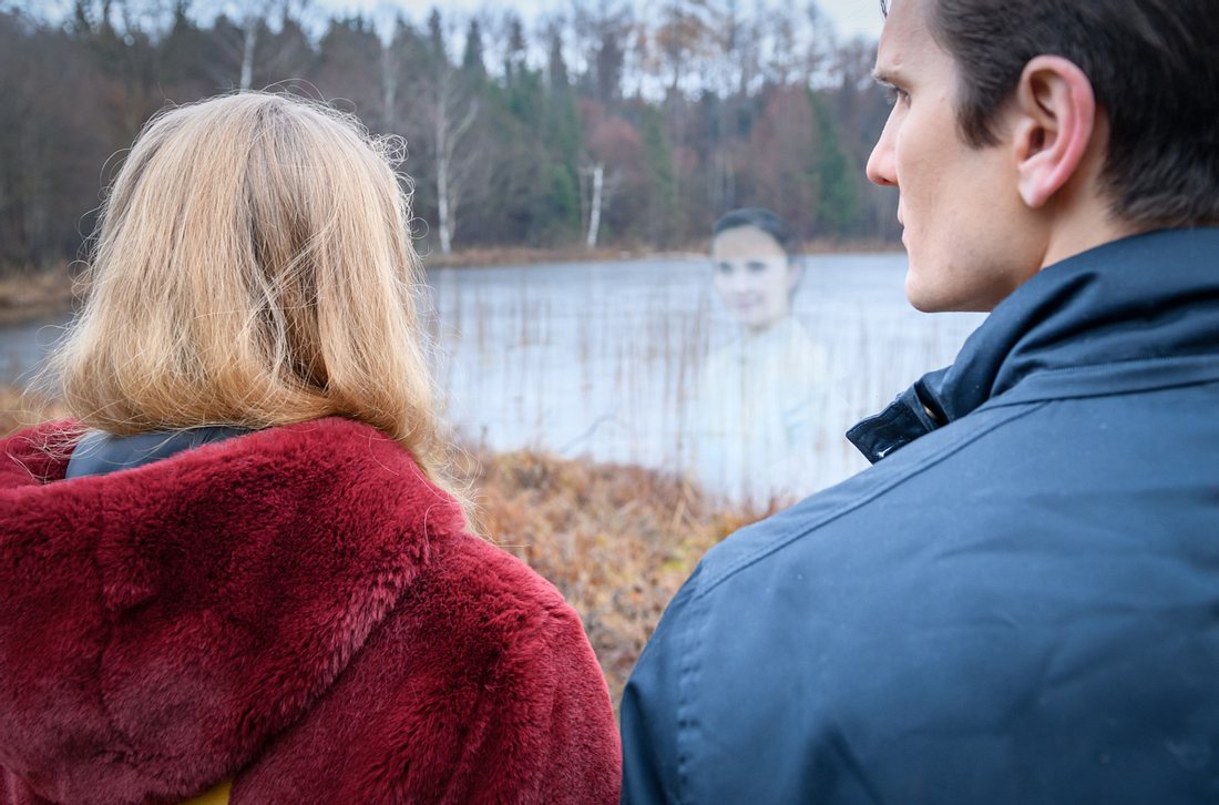 Bevor Lucy und Joell 'Sturm der Liebe' verlassen, erscheint ihnen Romy am See. Bevor Lucy und Joell 'Sturm der Liebe' verlassen, erscheint ihnen Romy am See.