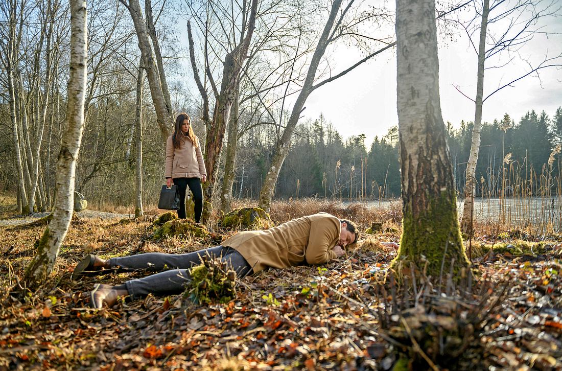 Dirk liegt regungslos im Wald, als Nadja ihn bei 'Sturm der Liebe' findet. Wird Dirk bei Sturm der Liebe den Serientod sterben?