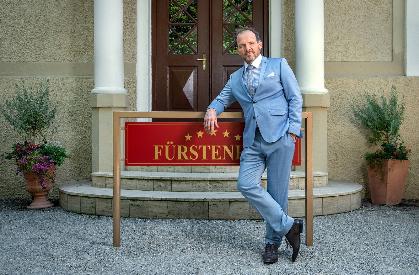 'Sturm der Liebe'-Neuzugang Timo Ben Schöfer sorgt als Markus Schwarzbach für Ärger. 'Sturm der Liebe'-Neuzugang Timo Ben Schöfer sorgt als Markus Schwarzbach für Ärger.