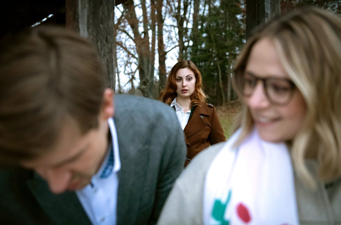 Constanze beobachtet kritisch, wie gut sich Paul und Josie verstehen. Constanze beobachtet kritisch, wie gut sich Paul und Josie verstehen.