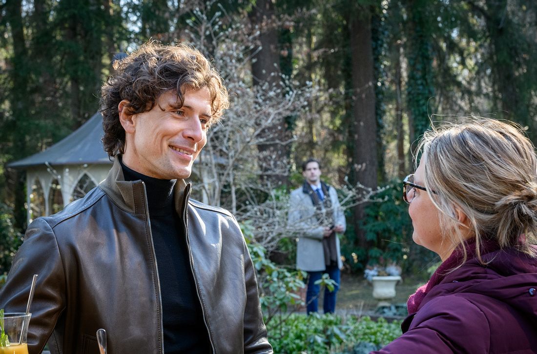 'Sturm der Liebe': Raphael (Jakob Graf) und Josie (Lena Conzendorf) werden von Paul (Sandro Kirtzel) beobachtet. 'Sturm der Liebe': Raphael (Jakob Graf) und Josie (Lena Conzendorf) werden von Paul (Sandro Kirtzel) beobachtet.