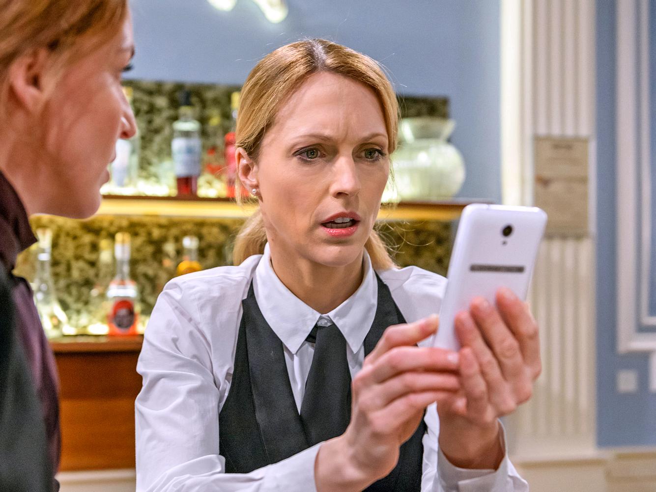 Rosalie schaut bei 'Sturm der Liebe' entsetzt auf ihr Handy. Rosalie schaut bei 'Sturm der Liebe' entsetzt auf ihr Handy.