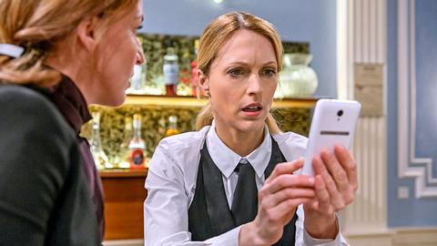 Rosalie schaut bei Sturm der Liebe entsetzt auf ihr Handy. - Foto: ARD/Christof Arnold