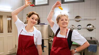 Sturm der Liebe: Tina und Hildegard albern in der Küche herum - Foto: ARD/Marco Meenen