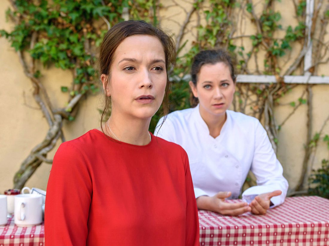 Sturm der Liebe: Zwischen Tina und Eva herrscht dicke Luft. Sturm der Liebe: Zwischen Tina und Eva herrscht dicke Luft.