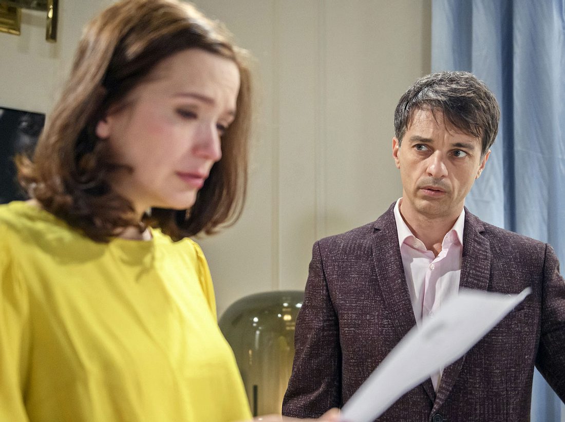 Eva und Robert erfahren bei Sturm der Liebe, wer der Vater des noch ungeborenen Kindes ist. Eva und Robert erfahren bei Sturm der Liebe, wer der Vater des noch ungeborenen Kindes ist.