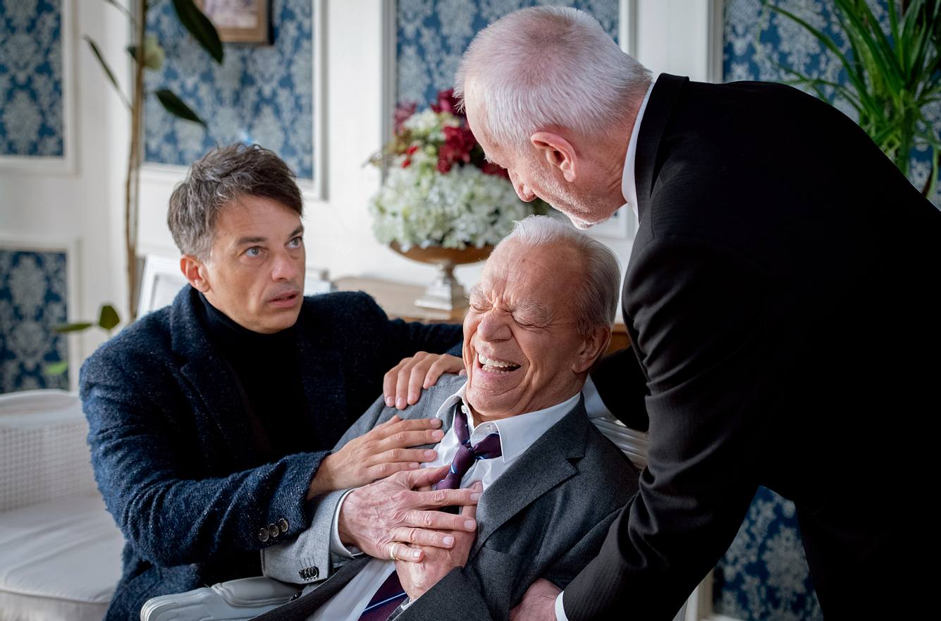 Robert (Lorenzo Patané) und  Alfons (Sepp Schauer) eilen Werner (Dirk Galuba) in der dramatischen 'Sturm der Liebe'-Szene zu Hilfe. 