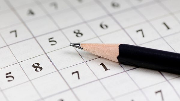 Sudoku-Rätsel und Bleistift - Foto: iStock/ra-photos