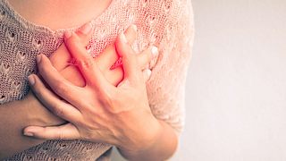 Welche Symptome deuten bei Frauen auf einen Herzinfarkt hin? - Foto: spukkato / iStock