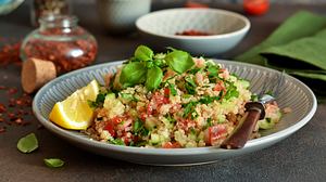 Ein Teller mit Tabouleh-Salat. - Foto: zefirchik06 / iStock