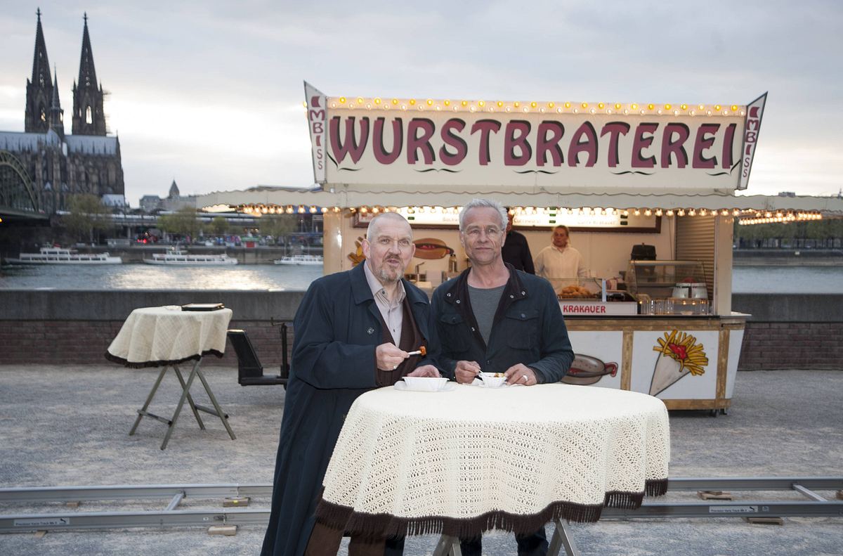 Die Schauspieler Dietmar Bär und Klaus J. Behrendt während Dreharbeiten zum Kölner 'Tatort' vor der Wurstbraterei. 