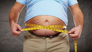 Bauchbetontes Übergewicht („Bierbauch“) sowie ein Typ-2-Diabetes treten oft zusammen mit einem Testosteronmangel auf. - Foto: AdobeStock