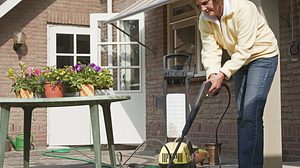 Terrasse reinigen: So werden Steinplatten & Co. wieder richtig sauber - Foto: Lya_Cattel / iStock