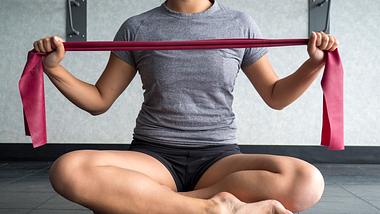 Frau macht Theraband-Übungen - Foto: iStock/kbycphotography