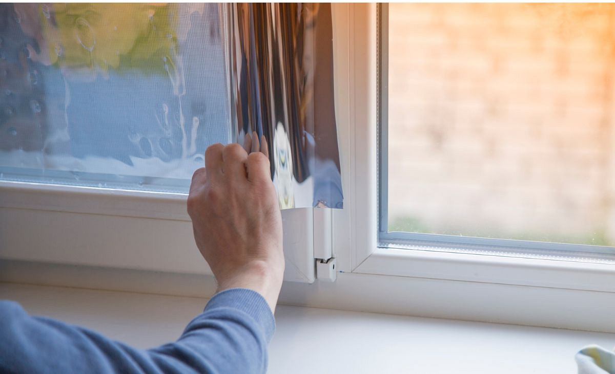 Mehr Wärme in der kalten Jahreszeit und weniger Heizkosten. Das versprechen Isolierfolien fürs Fenster.