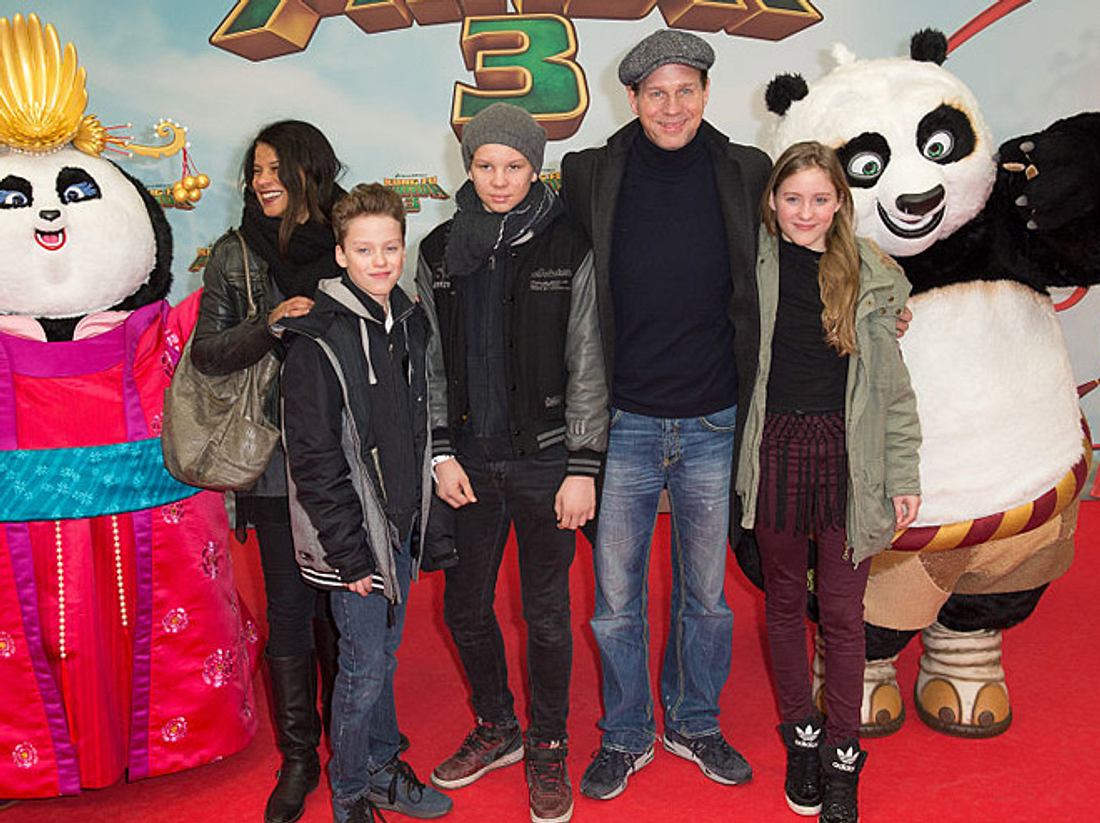 Thomas Heinze mit Freundin Jackie und seinen drei Kindern.