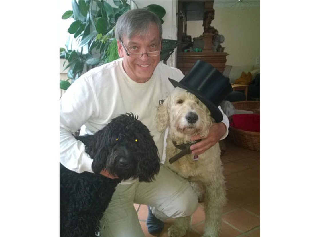Tierbestatter Jürgen Schnell mit seinen Hunden Pippilotta und Herr Schröder.