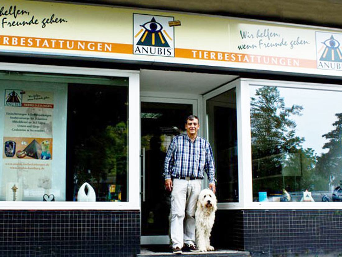Jürgen Schnell mit seinem Hund vor dem Ladenlokal in Hamburg Wandsbek.