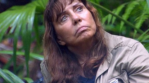 Tina York, Kandidatin beim Dschungelcamp 2018, wird von Schwester Mary Roos unterstützt. - Foto: MG RTL D