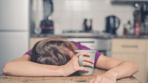 Was gegen permanente Müdigkeit hilft - Foto: lolostock / iStock