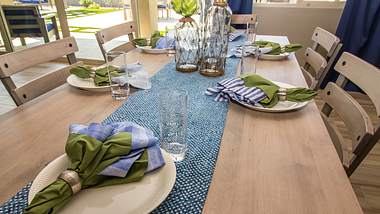 Blauer Tischläufer auf Holztisch - Foto: iStock/Thomas Bullock