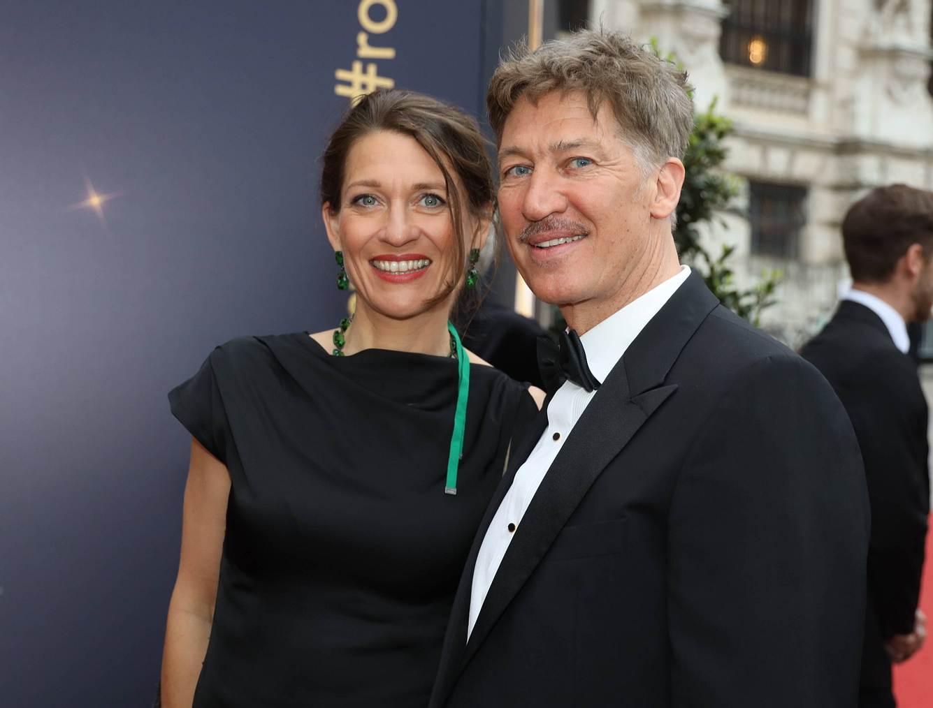 Tobias Moretti und seine Ehefrau Julia 2022 bei einer Gala.