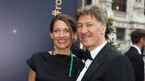 Tobias Moretti und seine Ehefrau Julia 2022 bei einer Gala. - Foto: IMAGO / SKATA