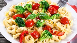 Tortellinisalat: Schlemmen im Sommer - Foto: from_my_point_of_view / iStock