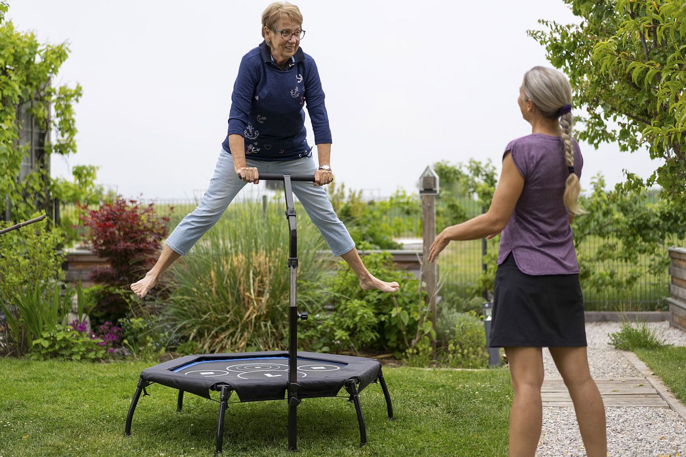 Ein Outdoor-Trampolin bringt Dynamik in den Garten