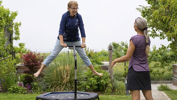Ein Outdoor-Trampolin bringt Dynamik in den Garten - Foto: iStock/amriphoto