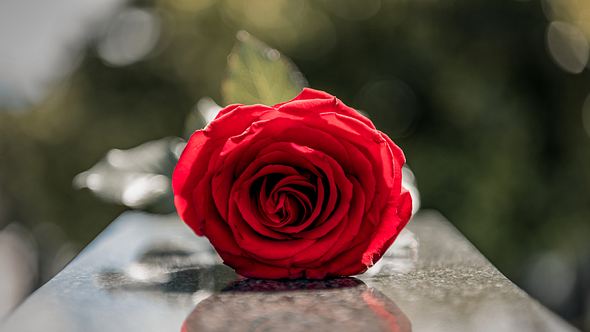 Eine Trauerfeier planen.  - Foto: RealPeopleGroup / iStock
