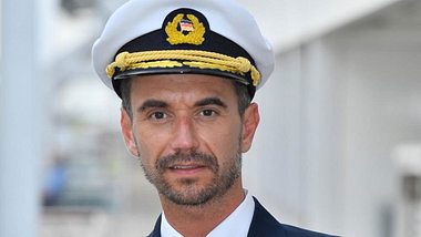 Florian Silbereisen als Kapitän Max Parger auf dem Traumschiff. - Foto: ZDF /Dirk Bartling
