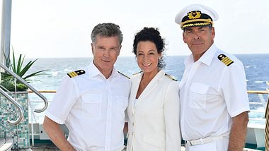 Henne im Korb: Barbara Wussow mit ihren Traumschiff-Kollegen Nick Wilder und Sascha Hehn. - Foto:  ZDF / Dirk Bartling
