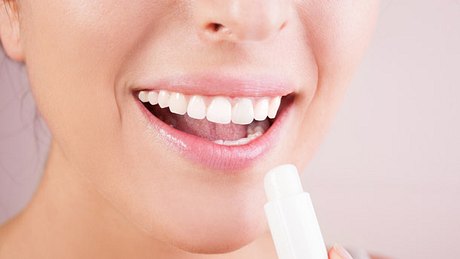 Das sind die besten Tipps gegen trockene Lippen. - Foto: petrunjela / iStock