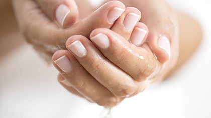 Gepflegte Hände und Nagelhaut einer Frau