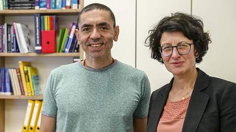 Die Wissenschaftler Prof. Dr. med. Uğur Şahin und Dr. Özlem Türeci. - Foto: imago images / Sämmer