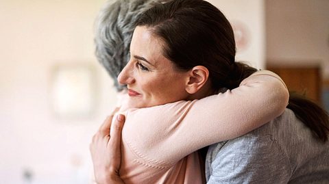 Eine Umarmung ist Balsam für Körper und Seele. - Foto: shapecharge / iStock