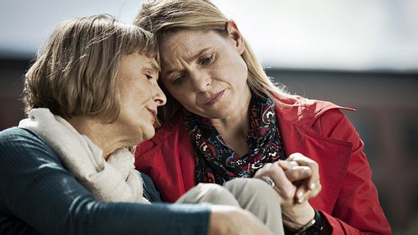 Erkranken Verwandte an Depression, sollten sich Angehörige an professionelle Ratschläge im Umgang mit Depressiven halten. - Foto: efenzi / iStock 